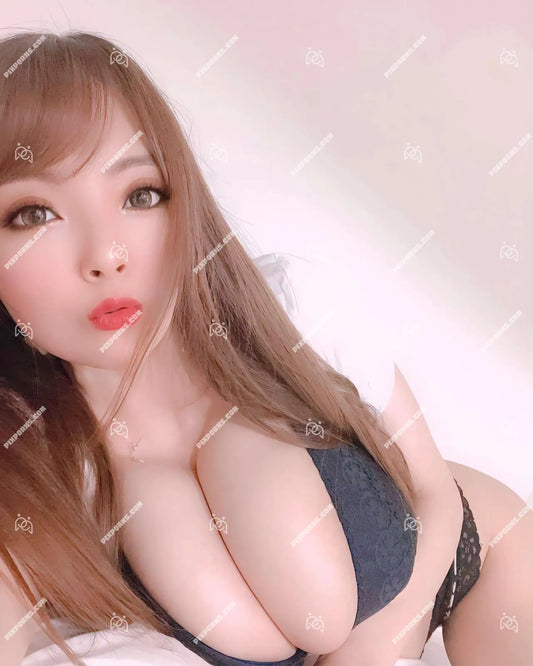 Hitomi Tanaka sexy digital download wall art – Pose 427